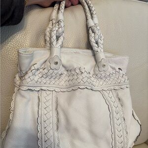 So adorable white leather bag